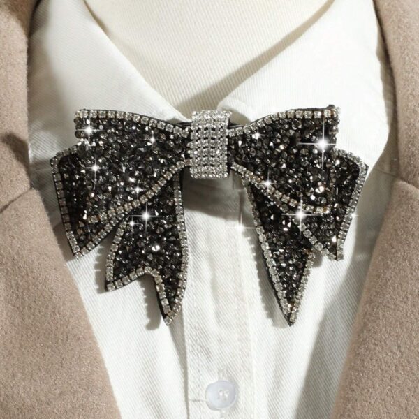 بروش نسائي أنيق بشكل فيونكة مزين بفصوص لامعة – لمسة أنثوية راقية للهدايا والمناسبات