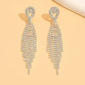 أقراط نسائية شرّابة بكريستال لامع مطلية بالفضة، مثالية للزفاف والحفلات والهدايا، تضيف لمسة تألق لكل إطلالة 2 1726362806d3e2d082b30277b00c1fbe0372e953eb