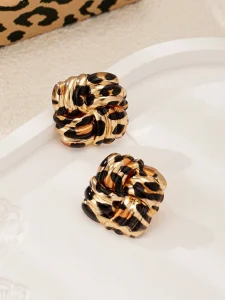 أقراط نسائية هندسية مربعة بنقشة ليوبارد، ملتفة بملمس منسوج، تصميم فينتاج أنيق ومناسب للعمل 6 1727138344043b0209c6dabcbf58946de08ec007eb