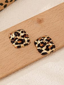 أقراط نسائية هندسية مربعة بنقشة ليوبارد، ملتفة بملمس منسوج، تصميم فينتاج أنيق ومناسب للعمل 4 17271383440c7c2e33124dea21b8191c697e81bcae