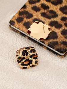 أقراط نسائية هندسية مربعة بنقشة ليوبارد، ملتفة بملمس منسوج، تصميم فينتاج أنيق ومناسب للعمل 5 17271383442f2ccccd513781bf5136745fef5cc53d