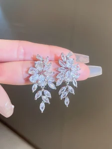 أقراط أوروبية نسائية طويلة بتصميم أوراق براقة، أناقة عرائس فاخرة، تناسب حفلات الزفاف، الخطوبة، والسهرات الرسمية 6 17282179027356392aa3989b57be2379856ac69c29