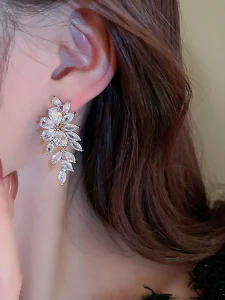 أقراط أوروبية نسائية طويلة بتصميم أوراق براقة، أناقة عرائس فاخرة، تناسب حفلات الزفاف، الخطوبة، والسهرات الرسمية 2 1728217904f5760dd1cd973bf4fc729ad6ce5d5324