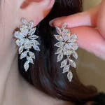 أقراط أوروبية نسائية طويلة بتصميم أوراق براقة، أناقة عرائس فاخرة، تناسب حفلات الزفاف، الخطوبة، والسهرات الرسمية