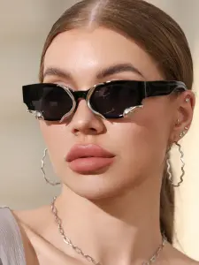 زوج واحد من نظارات الموضة بشكل بيضاوي للجنسين مع عناصر زخرفية، مناسبة للإجازات، الرياضة، السفر، القيادة، الشاطئ، المهرجانات، الشارع، الصيد، الأنشطة الخارجية، الحفلات، لقضاء عطلة صيفية على الشاطئ، أو في الهواء الطلق والسفر. 2 1740280414790bff87737d31da7dbdf4b66630f2b5