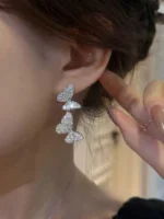 ⁦أقراط نسائية شرّابة بفراشة مرصعة بالكريستال، تصميم بوتيك فاخر وأنيق للنساء، مناسبة للزفاف، السهرات، الحفلات، والهدايا⁩ - الصورة ⁦2⁩