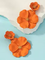 ⁦أقراط نسائية زهور معدنية غير متماثلة بألوان متعددة، لهدية أو إطلالة عصرية، مناسب للخروجات، الهدايا، والمناسبات الكاجوال⁩ - الصورة ⁦3⁩