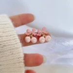 أقراط نسائية فيونكة وردية وفيرة اللؤلؤ، إكسسوارات فتيات للربيع والصيف بإبرة فضية، مثالية كهدايا للفتيات في أوقات المواسم والأعياد - الصورة 4