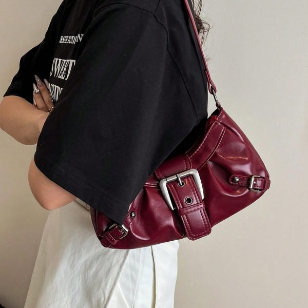 حقيبة كتف نسائية بتصميم دراجات نارية عتيق – جلد صناعي بتدرجات لونية ولمسات معدنية جريئة