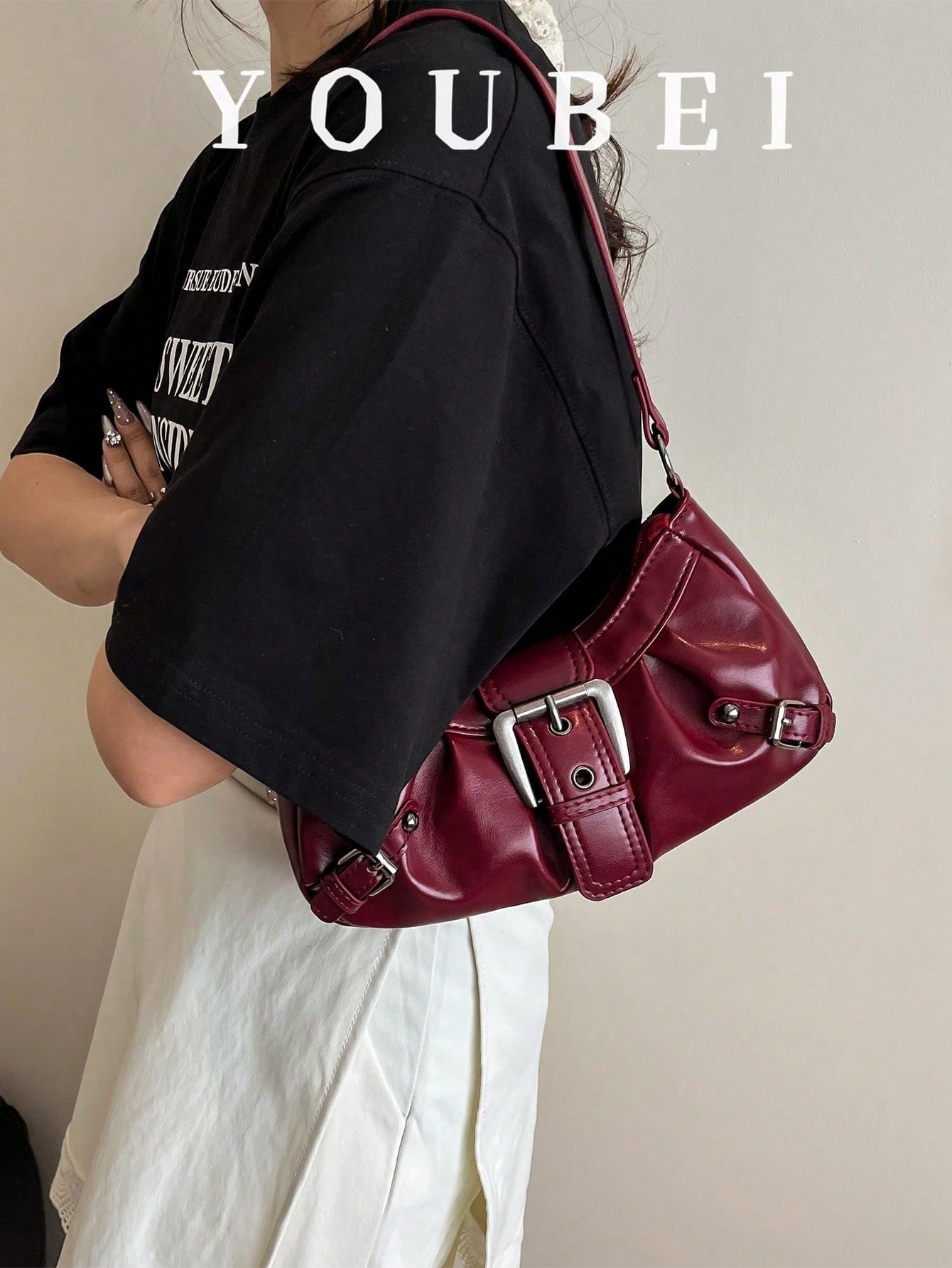 شنطة نسائية كروس بودي بستايل دراجات نارية قديم، جلد صناعي ناعم بتدرجات وأزرار معدنية، سعة كبيرة، مناسبة للإطلالات الرسمية والكاجوال حقيبة كتف نسائية بتصميم دراجات نارية عتيق – جلد صناعي بتدرجات لونية ولمسات معدنية جريئة