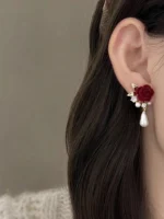 ⁦أقراط نسائية لؤلؤ ووردة مخملية حمراء، تصميم فينتاج أنيق للعروس، تصميم فريد يجمع بين الفخامة الكلاسيكية والرقي الحديث⁩ - الصورة ⁦2⁩