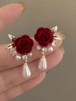 ⁦أقراط نسائية لؤلؤ ووردة مخملية حمراء، تصميم فينتاج أنيق للعروس، تصميم فريد يجمع بين الفخامة الكلاسيكية والرقي الحديث⁩ - الصورة ⁦6⁩