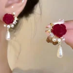 أقراط نسائية لؤلؤ ووردة مخملية حمراء، تصميم فينتاج أنيق للعروس، تصميم فريد يجمع بين الفخامة الكلاسيكية والرقي الحديث