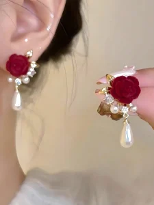 أقراط نسائية لؤلؤ ووردة مخملية حمراء، تصميم فينتاج أنيق للعروس، تصميم فريد يجمع بين الفخامة الكلاسيكية والرقي الحديث 7 1744776469955ad5e5eb87412592269ee1afa5085f