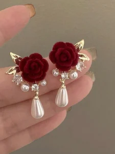 أقراط نسائية لؤلؤ ووردة مخملية حمراء، تصميم فينتاج أنيق للعروس، تصميم فريد يجمع بين الفخامة الكلاسيكية والرقي الحديث 5 1744776667e18a4536f62eaddd5b16a6798e96270f