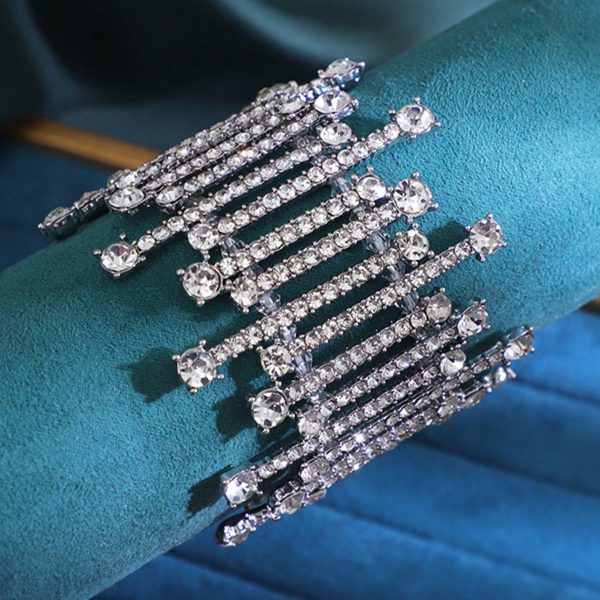 سوار نسائي مزين بكريستال لامع – لمسة فاخرة لإطلالة الحفلات