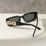 نظارات نسائية كبيرة بتصميم مربع وعدسات سوداء، إطلالة عصرية خفيفة وأنيقة، إكسسوار مثالي للارتداء اليومي أو لتنسيق الإطلالات - الصورة 3