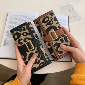 محفظة نسائية بتصميم كلاسيكي أنيق وطبعة جلد النمر، ثلاث طيات وإغلاق بزر 6 654f8294c4c1469e8719ac48b193ff9b goods