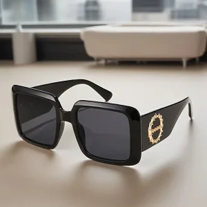 نظارات نسائية كبيرة بنقشة ذهبية، تصميم مربع باللون الأسود والرمادي، إكسسوار مثالي للمناسبات اليومية أو الإطلالات العرضية 4 6849a14b 0474 403a bba2 32dc2ed15f08