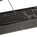 لوحة المفاتيح **Corsair K55 RGB Pro** هي لوحة ألعاب غشائية كاملة الحجم، تتميز بإضاءة RGB من خمس مناطق، وستة مفاتيح ماكرو قابلة للبرمجة، وأزرار تحكم مخصصة للوسائط. تدعم مقاومة الغبار والسوائل بمعيار IP42، وتأتي مع مسند يد قابل للإزالة لراحة إضافية. تتيح برمجيات iCUE تخصيص الإضاءة والماكرو بسهولة، ما يجعلها خيارًا ممتازًا للمستخدمين الذين يبحثون عن أداء جيد وسعر مناسب دون التضحية بالميزات الأساسية.