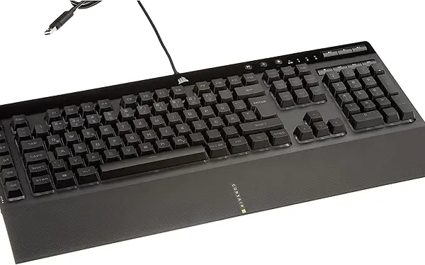لوحة المفاتيح **Corsair K55 RGB Pro** هي لوحة ألعاب غشائية كاملة الحجم، تتميز بإضاءة RGB من خمس مناطق، وستة مفاتيح ماكرو قابلة للبرمجة، وأزرار تحكم مخصصة للوسائط. تدعم مقاومة الغبار والسوائل بمعيار IP42، وتأتي مع مسند يد قابل للإزالة لراحة إضافية. تتيح برمجيات iCUE تخصيص الإضاءة والماكرو بسهولة، ما يجعلها خيارًا ممتازًا للمستخدمين الذين يبحثون عن أداء جيد وسعر مناسب دون التضحية بالميزات الأساسية.
