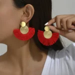 ⁦مروحة مصنوعة يدويًا على شكل مروحة مزينة بفولان وقلائد لتصميم بوهيمي - أذرع من الفولاذ المقاوم للصدأ والأجسام من البوليستر، مثالية للملابس غير الرسمية⁩ - الصورة ⁦3⁩