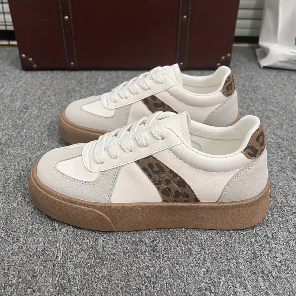 سنيكرز نسائي عصري بطبعة فهد – مريح وأنيق لجميع الأوقات