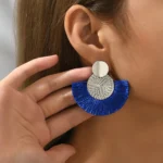 ⁦مروحة مصنوعة يدويًا على شكل مروحة مزينة بفولان وقلائد لتصميم بوهيمي - أذرع من الفولاذ المقاوم للصدأ والأجسام من البوليستر، مثالية للملابس غير الرسمية⁩ - الصورة ⁦2⁩