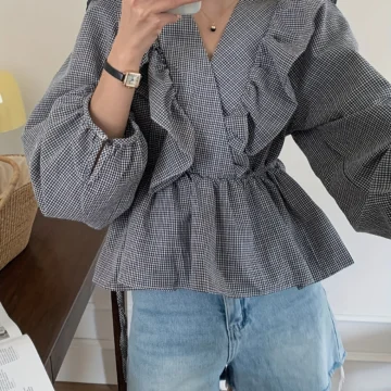 بلوزة نسائية بتصميم فرنسي بأكمام طويلة ورقبة على شكل V مع رباط قابل للتعديل وكتفين منتفخ - قميص كوري رمادي وأبيض مربعات لفصلي الربيع/الخريف، قطعة أنيقة غير شفافة بدون مطاطية
