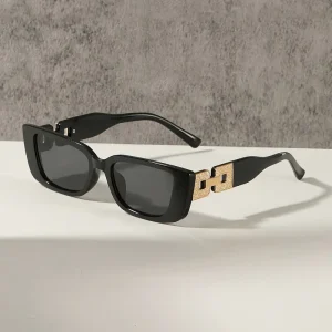 نظارات نسائية كبيرة بتصميم مربع وعدسات سوداء، إطلالة عصرية خفيفة وأنيقة، إكسسوار مثالي للارتداء اليومي أو لتنسيق الإطلالات 4 a8b56abb 362f 44b9 9d10 000a52013ee8