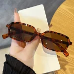 نظارات نسائية موضة 2025، تصميم مستطيل أنيق وعدسات بولي كربونات خفيفة