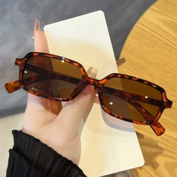نظارات نسائية موضة 2025، تصميم مستطيل أنيق وعدسات بولي كربونات خفيفة