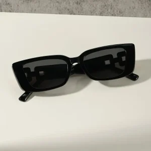 نظارات نسائية كبيرة بتصميم مربع وعدسات سوداء، إطلالة عصرية خفيفة وأنيقة، إكسسوار مثالي للارتداء اليومي أو لتنسيق الإطلالات 5 ae029320 1edd 4bc6 b036 4c4d78fddd49