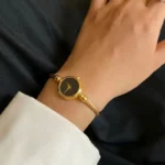 ساعة نسائية صغيرة أنيقة بتصميم ريترو كلاسيكي، لمسة فنية جذابة للمعصم