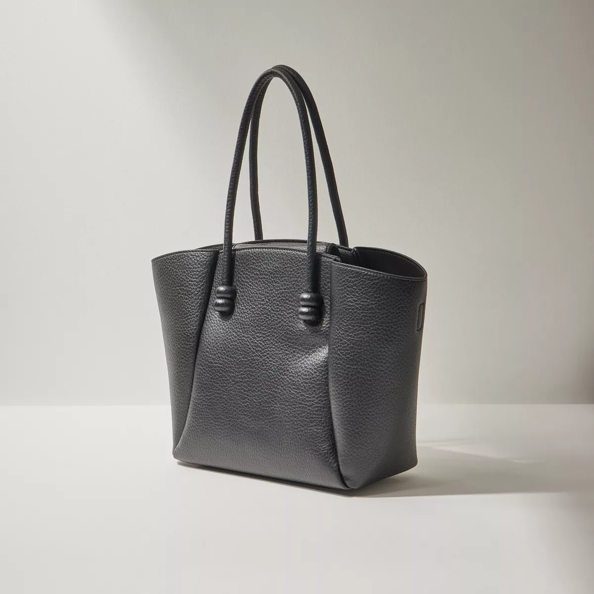 شنطة توتي نسائية من ماكس بارزة الملمس بمقابض مزدوجة وسحاب، تصميم عملي وأنيق 2025 7 شنطة توتي نسائية من ماكس بارزة الملمس بمقابض مزدوجة وسحاب، تصميم عملي وأنيق 2025 - الصورة 7