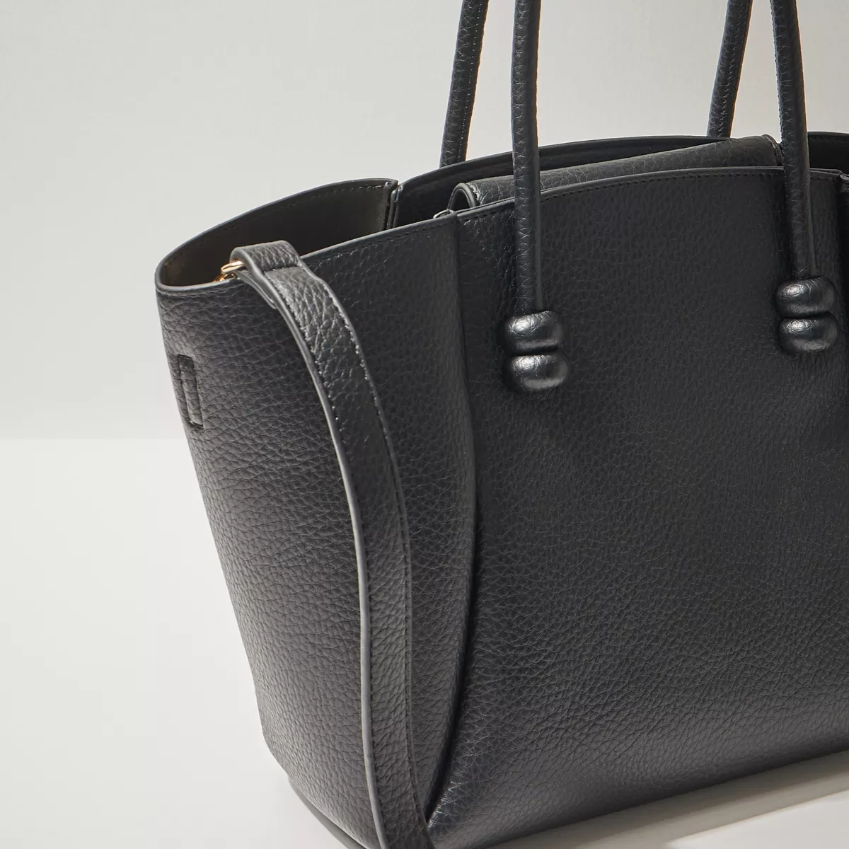 شنطة توتي نسائية من ماكس بارزة الملمس بمقابض مزدوجة وسحاب، تصميم عملي وأنيق 2025 8 شنطة توتي نسائية من ماكس بارزة الملمس بمقابض مزدوجة وسحاب، تصميم عملي وأنيق 2025 - الصورة 8