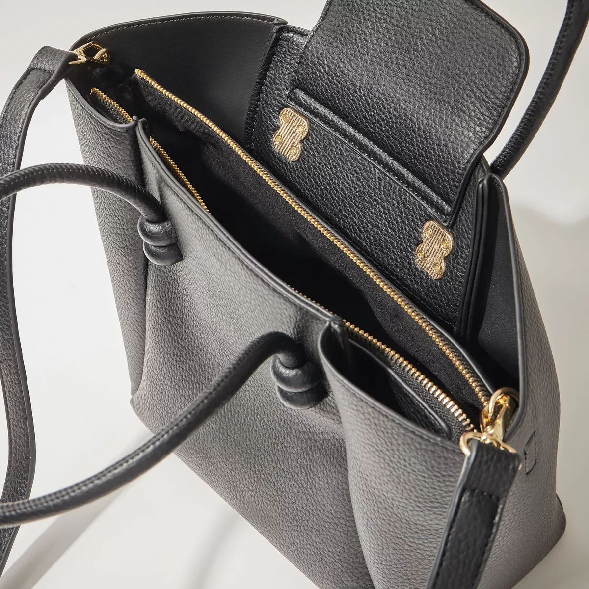 شنطة توتي نسائية من ماكس بارزة الملمس بمقابض مزدوجة وسحاب، تصميم عملي وأنيق 2025 9 شنطة توتي من ماكس - شنطة بارزة الملمس - شنطة نسائية - شنطة يومية - شنطة كبيرة - شنطة يد - توتي موضة - شنطة كاجوال - خامة بوليستر - شنطة خروج