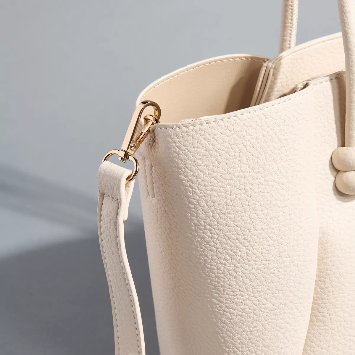 شنطة توتي نسائية من ماكس بارزة الملمس بمقابض مزدوجة وسحاب، تصميم عملي وأنيق 2025 4 شنطة توتي نسائية من ماكس بارزة الملمس بمقابض مزدوجة وسحاب، تصميم عملي وأنيق 2025 - الصورة 4