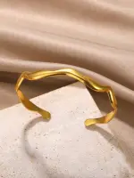 ⁦سوار موجة نسائي مفتوح من الستانلس ستيل الذهبي، إكسسوار عصري لهدايا النساء والمناسبات⁩ - الصورة ⁦3⁩