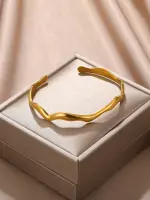 ⁦سوار موجة نسائي مفتوح من الستانلس ستيل الذهبي، إكسسوار عصري لهدايا النساء والمناسبات⁩ - الصورة ⁦4⁩