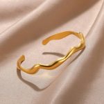 سوار موجة نسائي مفتوح من الستانلس ستيل الذهبي، إكسسوار عصري لهدايا النساء والمناسبات