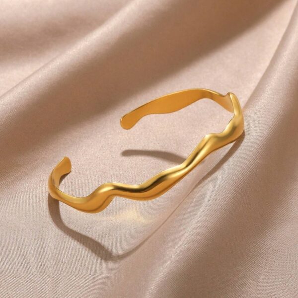 سوار موجة نسائي مفتوح من الستانلس ستيل الذهبي