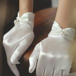 قفازات ساتان نسائية قصيرة بلؤلؤ صناعي، أنيقة للزفاف والحفلات والهالوين، تصميم كلاسيكي راقٍ يعكس الذوق الرفيع