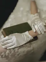 ⁦قفازات ساتان نسائية قصيرة بلؤلؤ صناعي، أنيقة للزفاف والحفلات والهالوين، تصميم كلاسيكي راقٍ يعكس الذوق الرفيع⁩ - الصورة ⁦3⁩