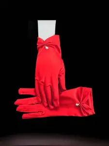 قفازات ساتان نسائية قصيرة بلؤلؤ صناعي، أنيقة للزفاف والحفلات والهالوين، تصميم كلاسيكي راقٍ يعكس الذوق الرفيع 4 1723969207cf381e6adff40b73ee1dfad3d200c544