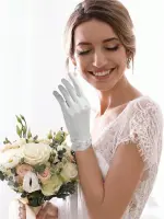 ⁦قفازات ساتان نسائية قصيرة بلؤلؤ صناعي، أنيقة للزفاف والحفلات والهالوين، تصميم كلاسيكي راقٍ يعكس الذوق الرفيع⁩ - الصورة ⁦4⁩
