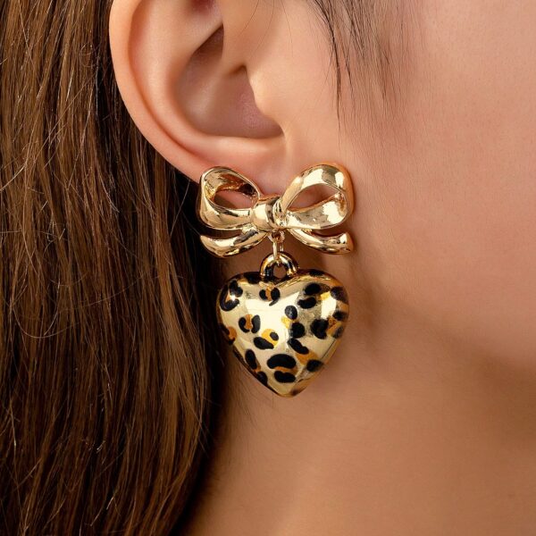 أقراط نسائية قلب وفيونكة فهد عصرية، هدايا عيد الحب وعيد الأم