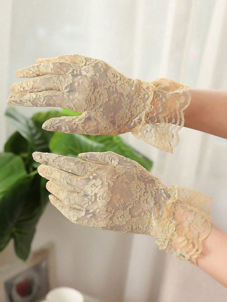⁦قفازات دانتيل نسائية بيج قصيرة للزفاف، إكسسوار أنثوي أنيق للعروس، مثالية لجلسات التصوير أو لإطلالة زفاف رومانسية كلاسيكية⁩ - الصورة ⁦2⁩