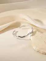 ⁦سوار موجة نسائي مفتوح من الستانلس ستيل الذهبي، إكسسوار عصري لهدايا النساء والمناسبات⁩ - الصورة ⁦5⁩