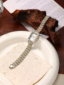 💎 ساعة يد نسائية فاخرة – تصميم مربع مرصع بالكريستال مع سوار ستانلس ستيل ذهبي | ساعة كوارتز أنيقة وعصرية 2 1746601060adbdae1d0be49158c52bc6a6e81528bc